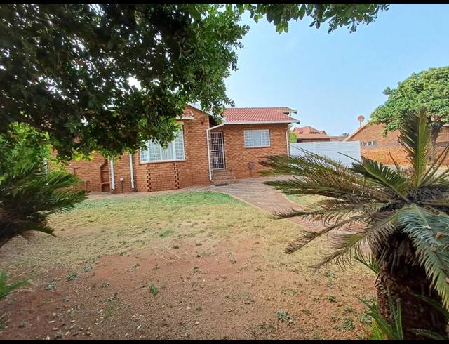 6 BEDROOM HOUSE FOR SALE IN LAUDIUM